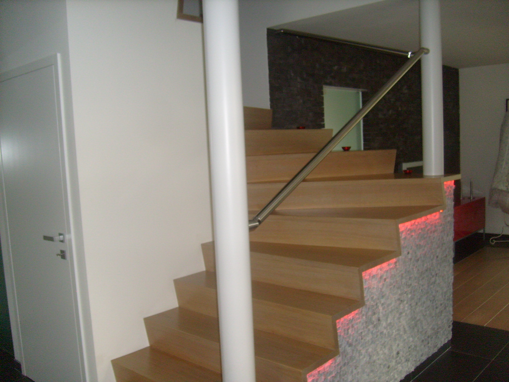 stenen trap met houten bekleding, roze sfeerlichtjes