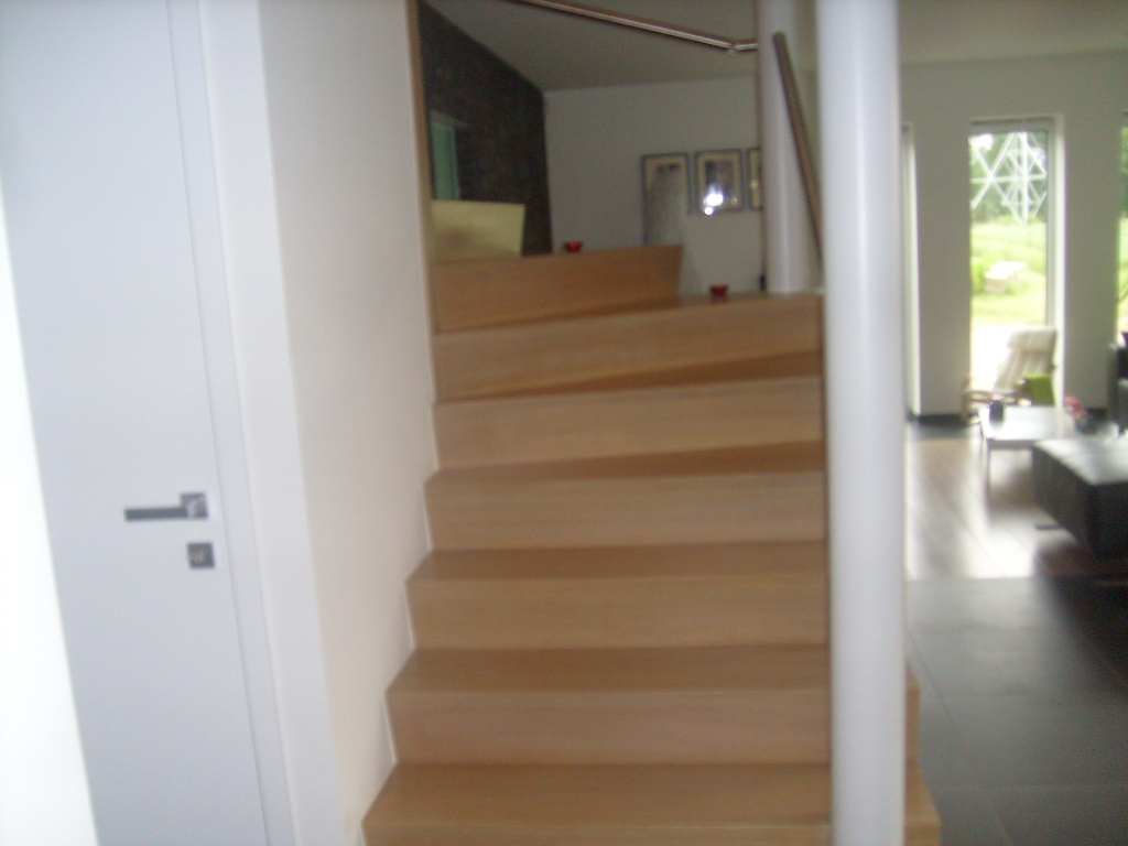 stenen trap met hout bekleed trede vooraanzicht