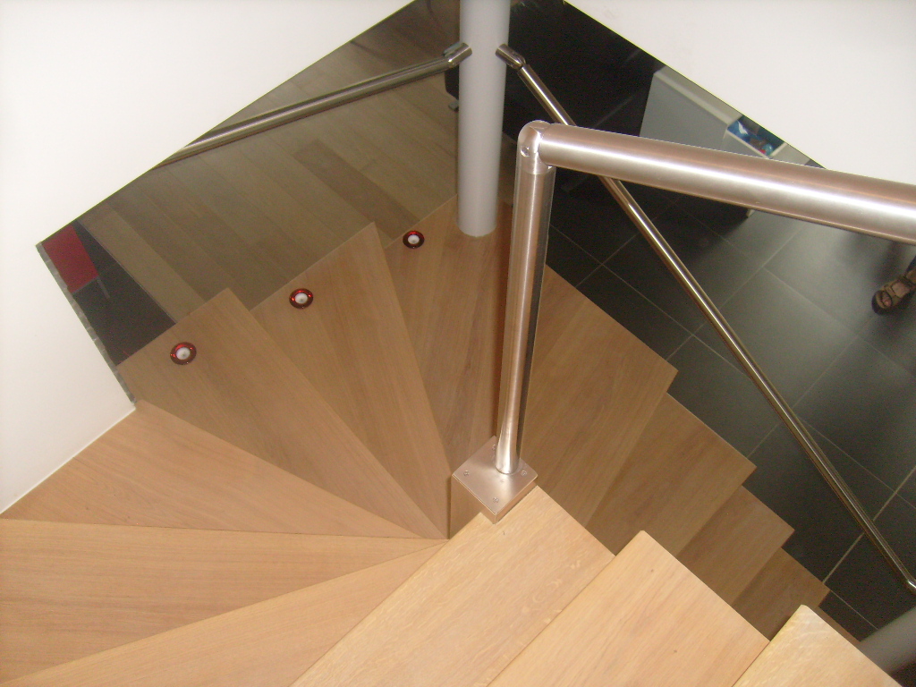stenen trap met hout beklede tredes
