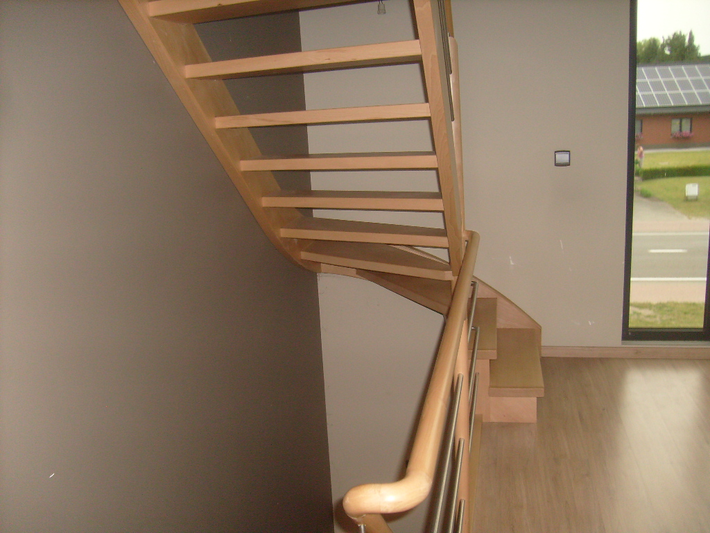 houten trap langs onder