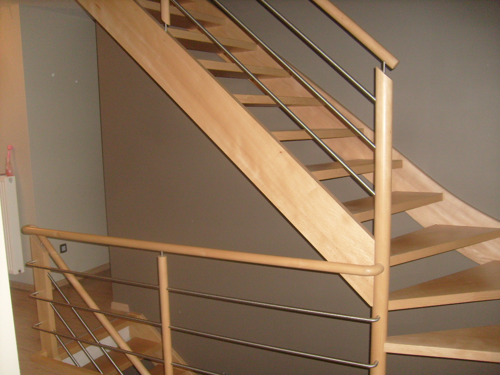 houten trap met ijzere ballustrade
