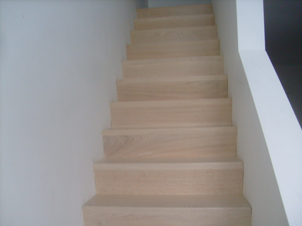 trap met lichte houten tredes