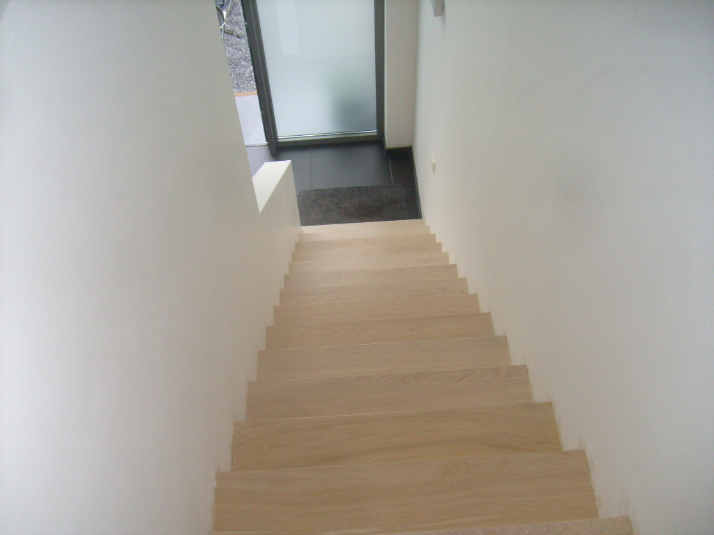 trap met lichte houten tredes